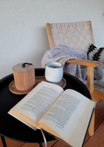 Jak przygotować balkon do wypoczynku w ciepłe dni